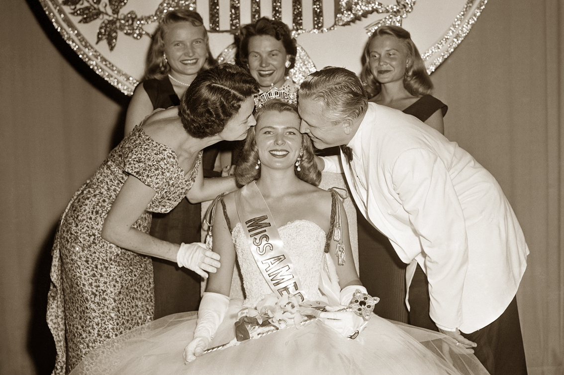 Cô Van Derbur cùng gia đình trong buổi lễ đăng quang hoa hậu Mỹ năm 1958 - ẢNH: AP