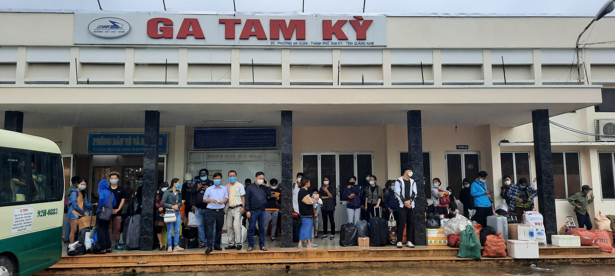 Do mưa lớn, đoạn đường sắt qua huyện Núi Thành - Tam Kỳ bị sạt lở, ngập nước khiến 250 hành khách phải xuống ga Tam Kỳ để trung chuyển vào Quảng Ngãi