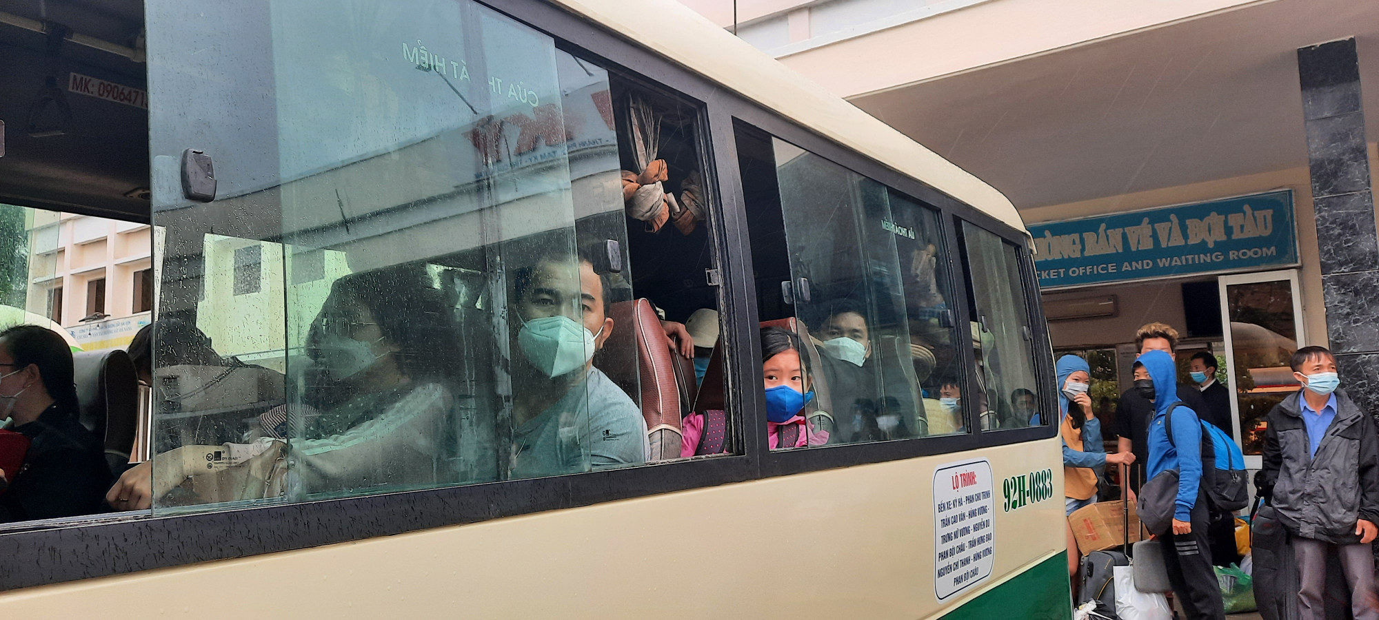 Các hành khách chuẩn bị xuất phát vào Quảng Ngãi để tiếp tục hành trình