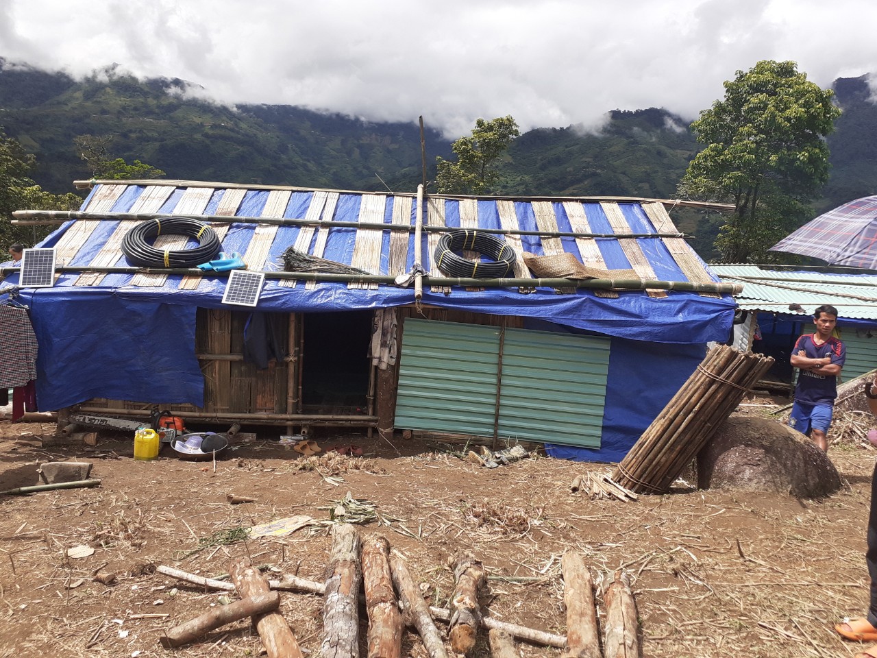 UBND xã Trà Linh đã di dời người dân trong vùng nguy hiểm ra dựng lều tạm để tránh trú qua đợt mưa bão này
