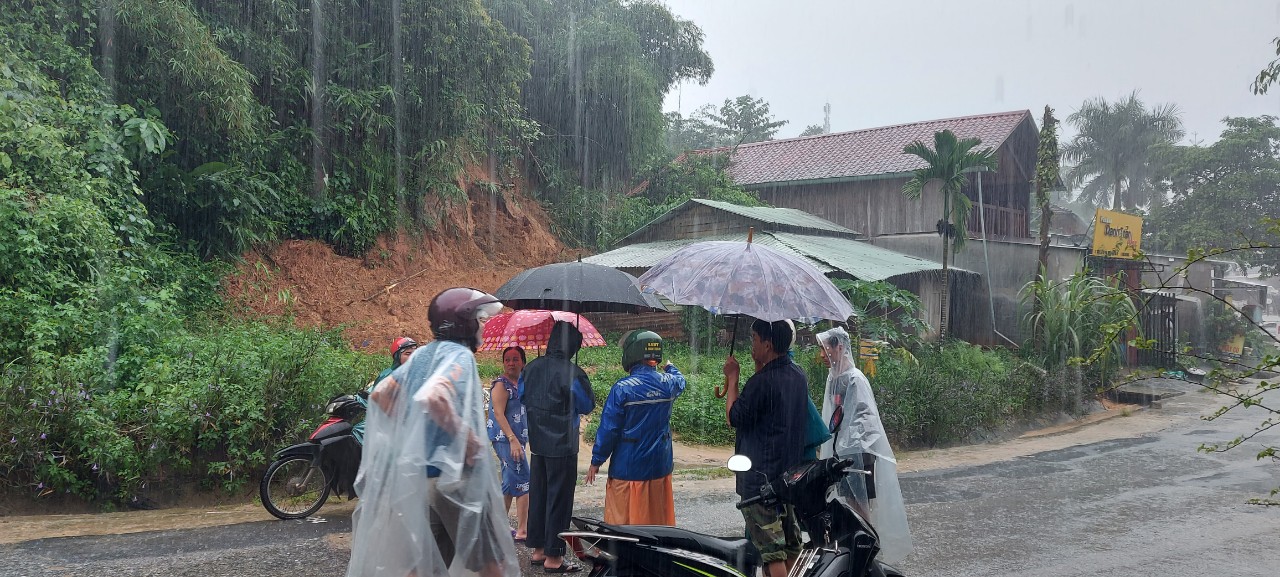 Hiện tại, mưa vẫn tiếp tục lớn trên địa bàn Nam Trà My, huyện này đã tổ chức di dời hơn 800 hộ dân đến nơi an toàn