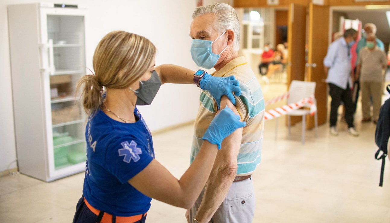 Nhân viên y tế tiêm liều vắc-xin COVID-19 thứ ba cho cư dân cao tuổi ở thành phố Seville, Tây Ban Nha - ẢNH: EL PAÍS