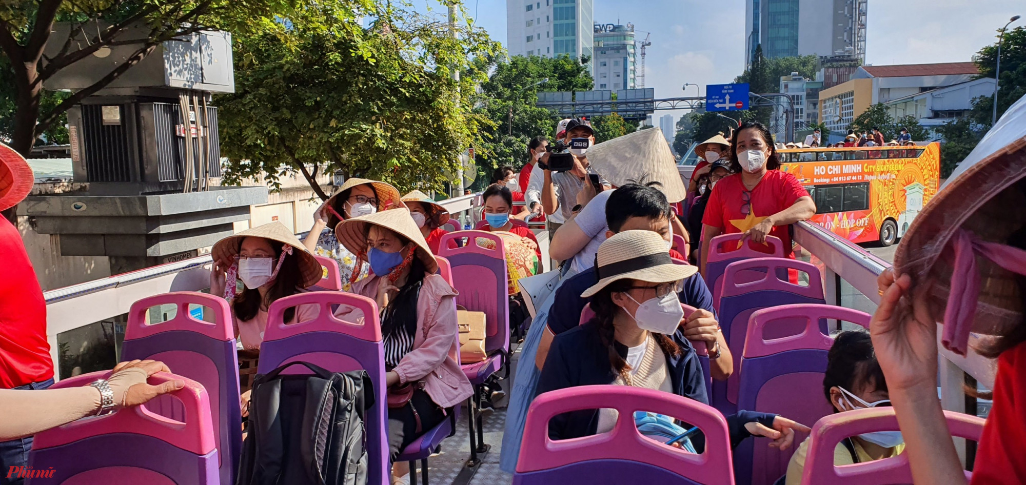 Chuyến tham quan thành phố bằng xe buýt 2 tầng dành cho cán bộ Hội Phụ nữ