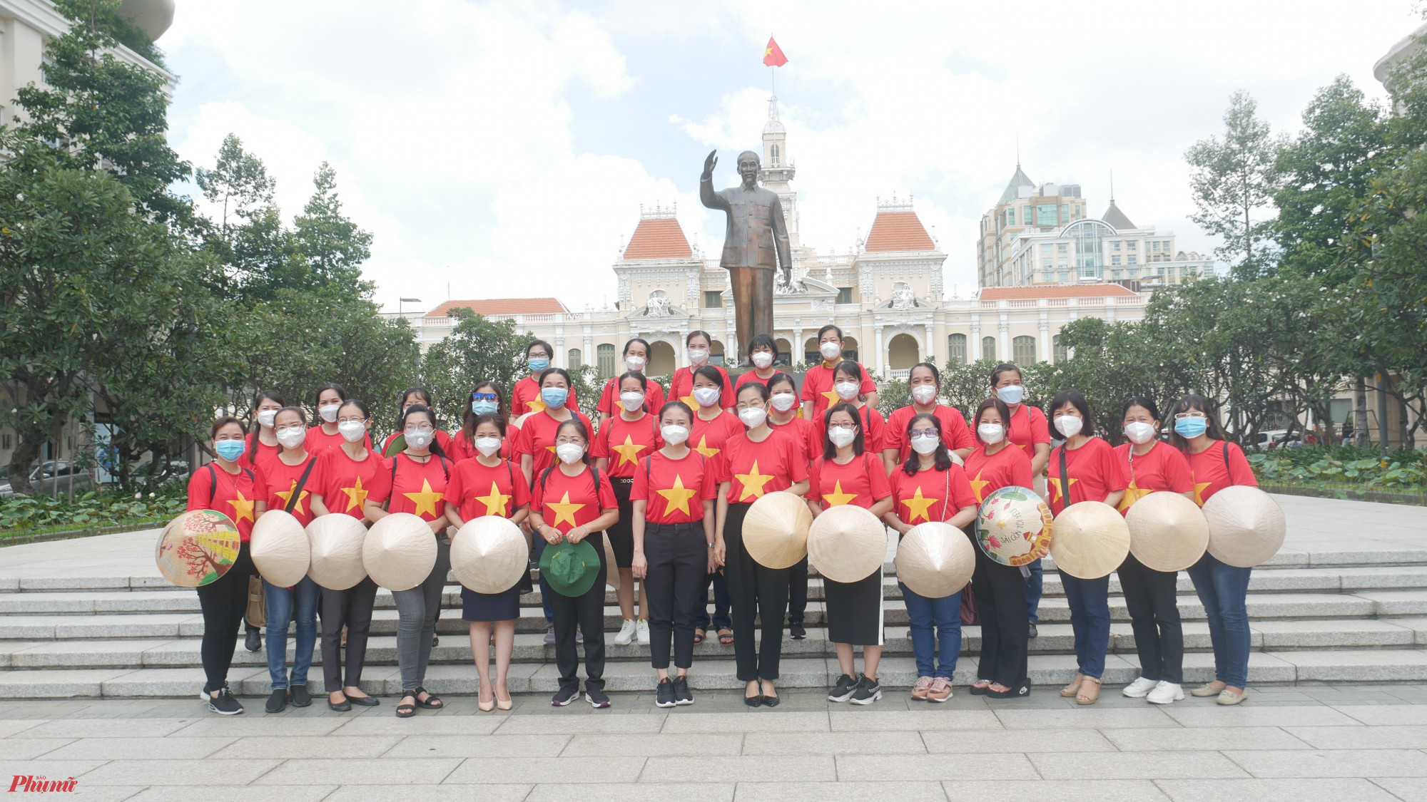 Hội LHPN TPHCM  chụp hình lưu niêm tại tượng đài Bác và tham qua phố đi bộ Nguyễn Huệ