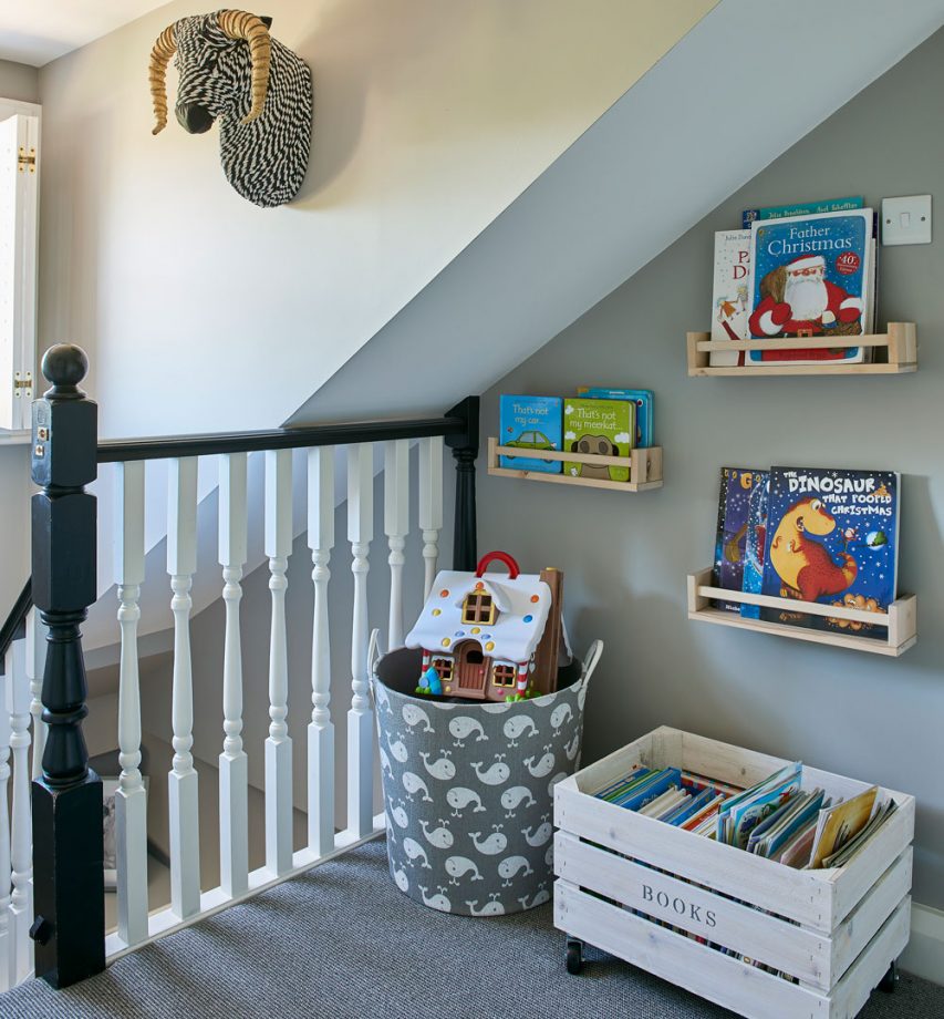 Sử dụng các bức tường ở đầu cầu thang của bạn để cung cấp những ý tưởng lưu trữ đáng ngạc nhiên, như tràn ra khỏi các phòng bên ngoài. Gờ sách đơn giản trên chiếu nghỉ này cung cấp nơi lưu trữ sách hoàn hảo để tránh quá chật chội trong phòng trẻ nhỏ .