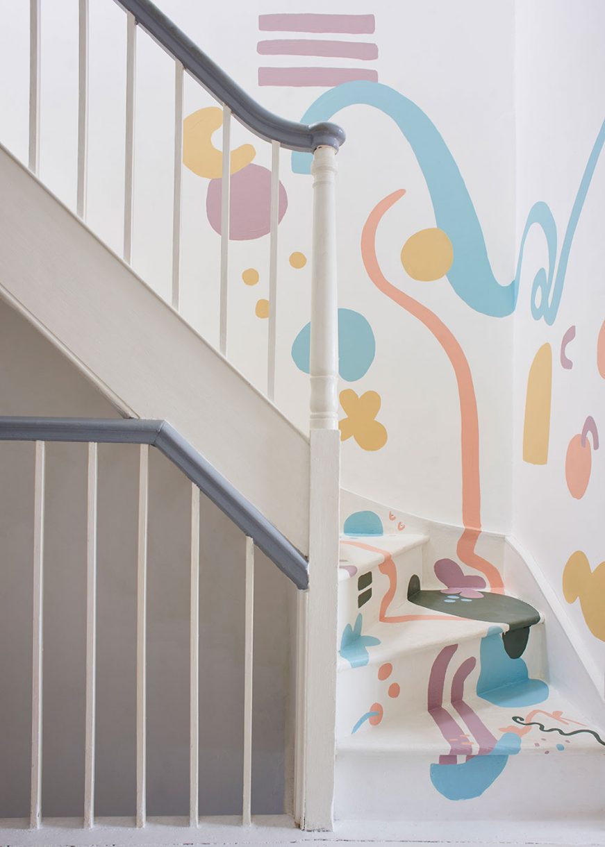 Thêm một yếu tố vui nhộn cho không gian trống với việc giới thiệu một bức tranh tường vui tươi. Cho dù bạn gắn bó với một thiết kế stencilled hay quyết định đi theo phong cách tự do, một bức tranh tường sơn màu là một cách tuyệt vời để thêm sự thú vị độc đáo cho các bức tường trong cầu thang.