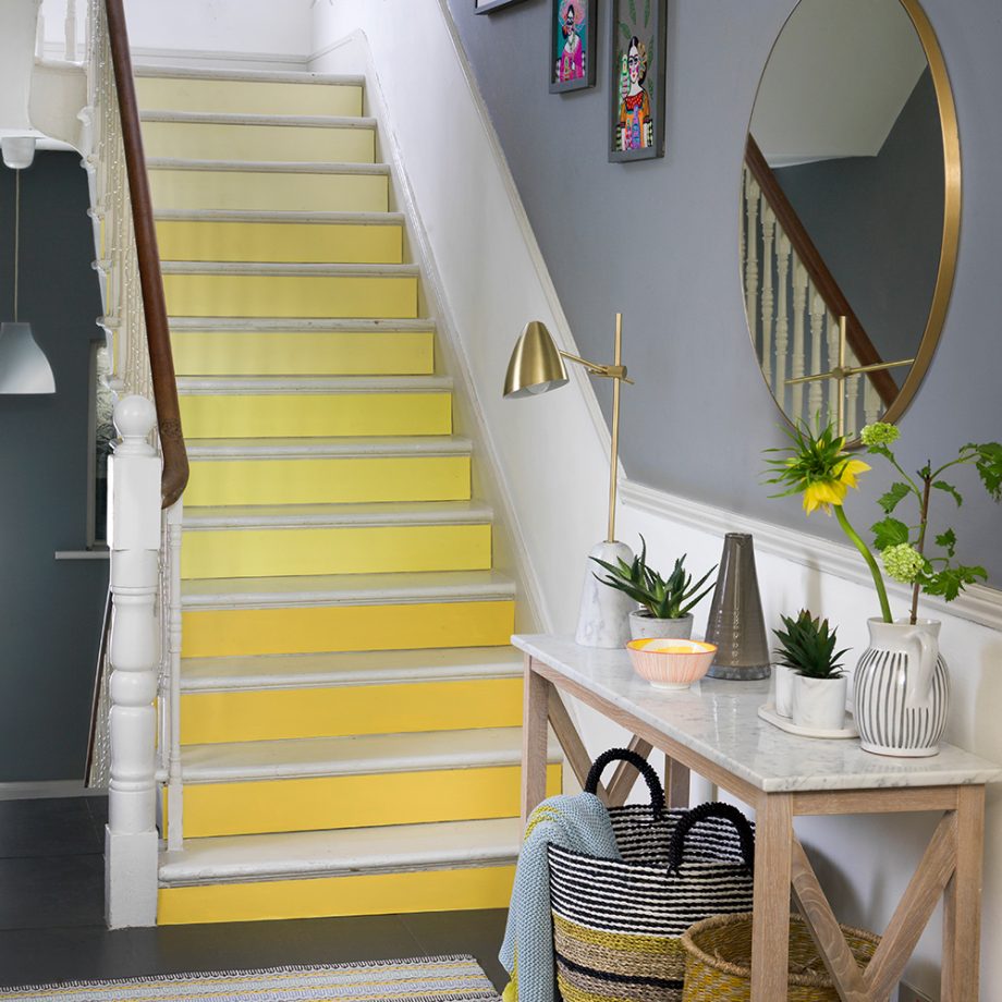 Thực hiện một cách tiếp cận khác để sơn cầu thang của bạn bằng cách làm nổi bật cầu thang bằng màu nhấn đậm, chẳng hạn như ví dụ màu vàng vui nhộn này, tương phản tuyệt đẹp với màu xám thanh bình ở nửa trên của bức tường.