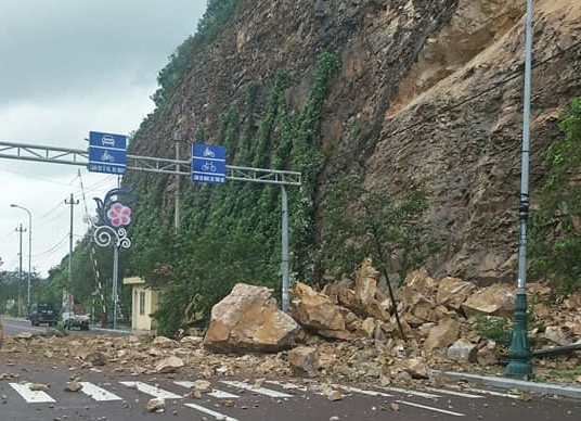 Núi đá nằm cuối đường Nguyễn Tất Thành (TP Quy Nhơn) bị sạt lở, làm 3 người đi đường bị thương.