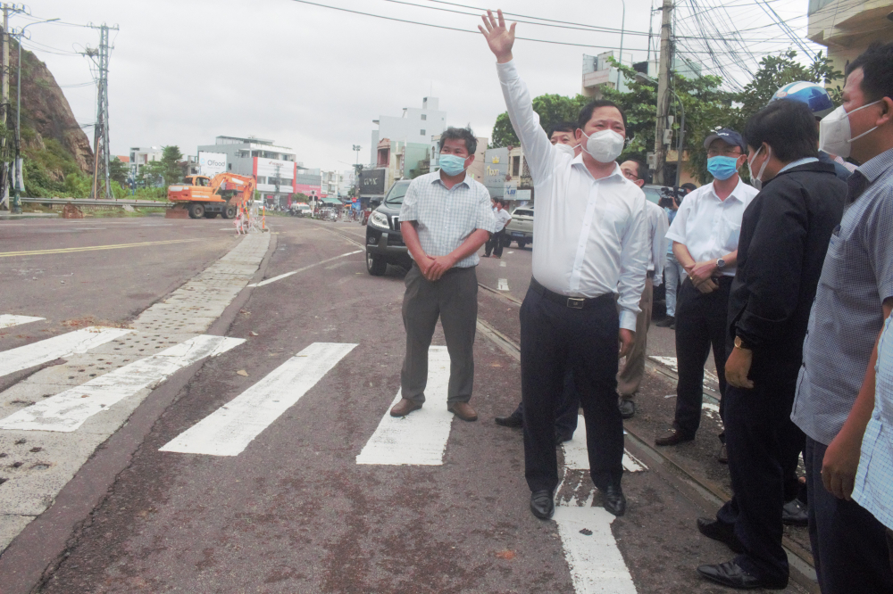 Chủ tịch UBND tỉnh Bình Định Nguyễn Phi Long (giữa hình) chỉ đạo chính quyền TP Quy Nhơn, các đơn vị, sở ngành mời các chuyên gia đánh giá địa chất, tác động nguy cơ để xây dựng phương án đảm bảo an toàn cho vùng sạt lở trong mùa mưa bão