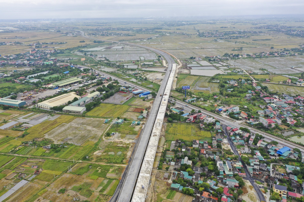 Dự án cao tốc Mai Sơn - Quốc lộ 45 dài 63,37 km đi qua địa phận 2 tỉnh Ninh Bình, Thanh Hóa. Ngoài phần đường, dự án còn có hầm xuyên núi Tam Điệp dài 245 m.
