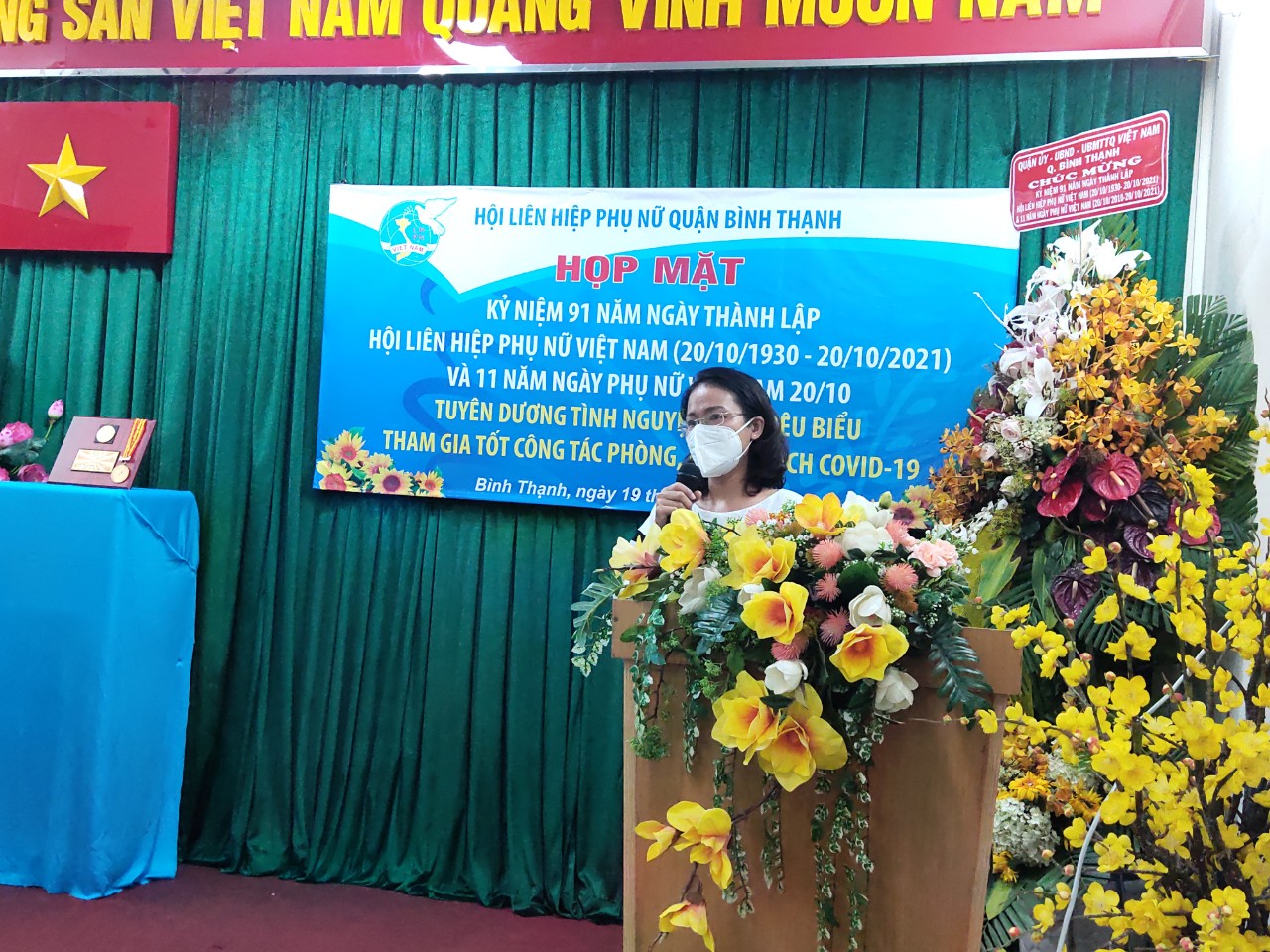 Bà Bùi Thị Thu Hà – Phó Chủ tịch Hội LHPN Q. Bình Thạnh đã cảm ơn sự hỗ trợ về mọi mặt, cả công tác tuyên truyền lẫn chương trình an sinh mà Báo Phụ nữ TP đã dành cho địa phương trong thời gian qua cũng như cảm ơn tấm lòng sẻ chia của Tổng công ty Cảng hàng không Việt Nam