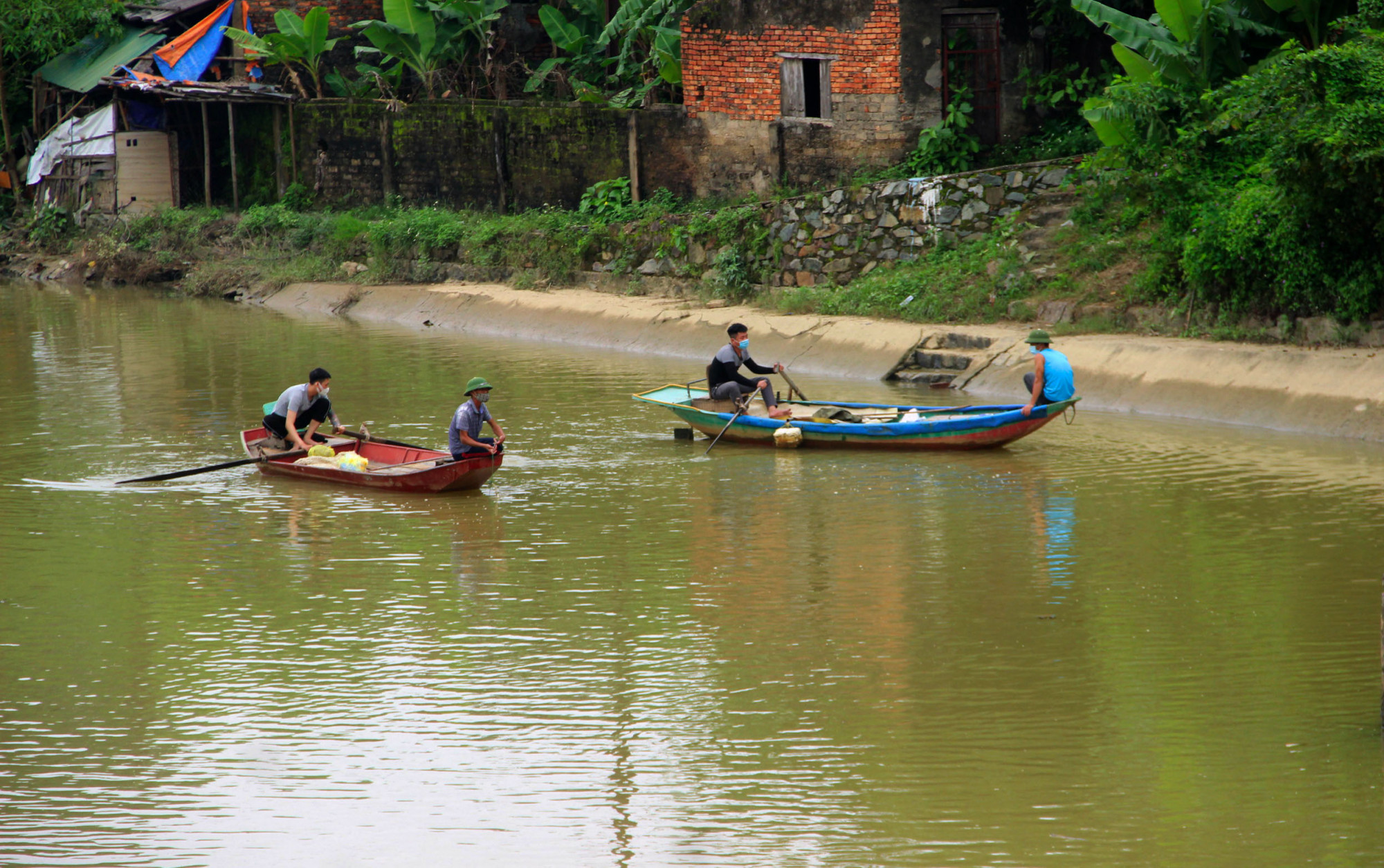 Người thân dùng thuyền đi dọc sông Vinh tìm kiếm Tuấn