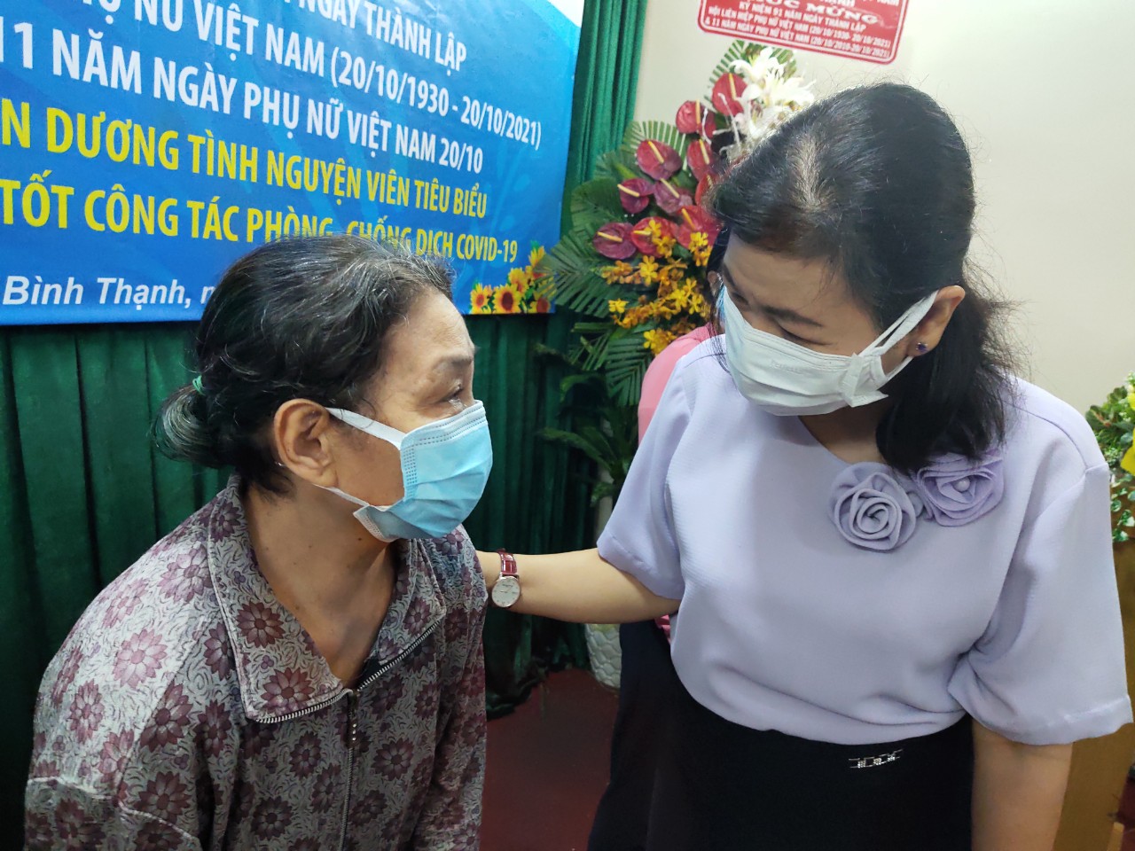 Bà Lý Việt Trung - Tổng biên tập Báo Phụ nữ TP trao quà, động viên một phụ nữ lớn tuổi, gặp nhiều khó khăn vì dịch Covid-19