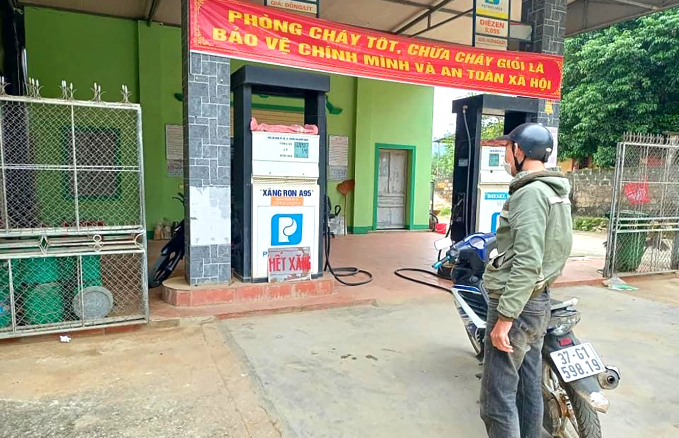 Nhiều người phải quay về khi nhiều cửa hàng ở thị trấn Kim Sơn đồng loạt hết xăng