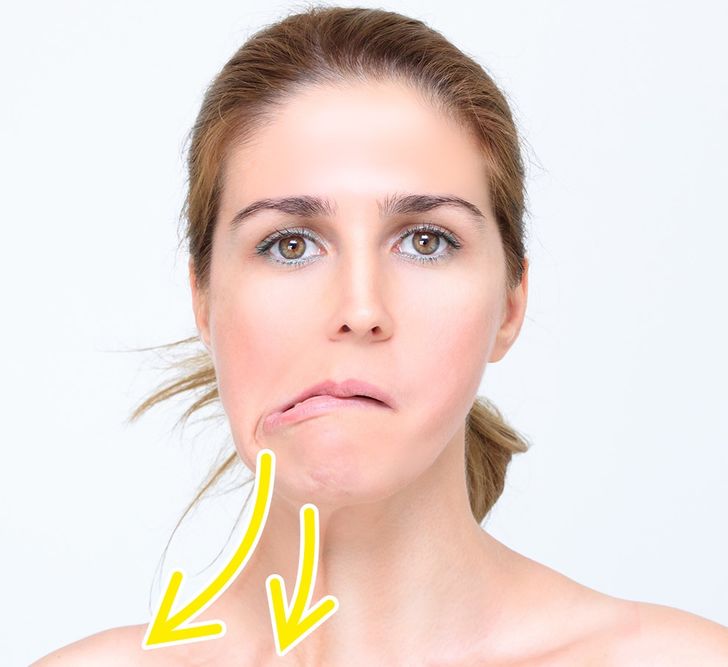 2. Đẩy một góc miệng của bạn ra sau trong khi căng các cơ ở cổ. Nếu bạn có thể nhìn thấy những đường nét trên cổ của mình trong gương thì bạn đã làm đúng rồi đấy.  Lặp lại: 15 lần