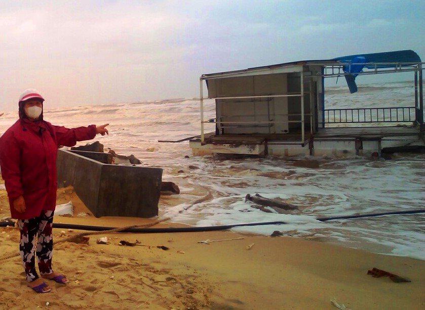 Ngoài vật thể trên, trong ngày 24/10, tại khu vực bờ biển xã Phú Thuận, sóng biển cũng đánh dạt vào một căn nhà giống chòi canh 