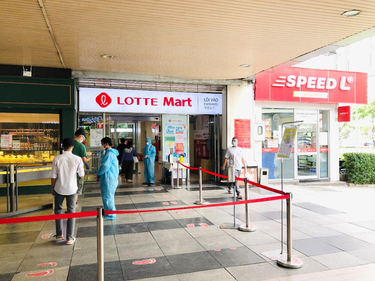 Nhiều biện pháp an toàn được áp dụng tại các siêu thị trong giai đoạn bình thường mới - Ảnh: LOTTE Mart