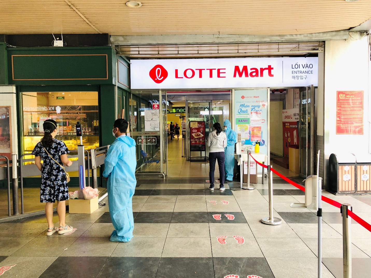 LOTTE Mart trang bị máy đo thân nhiệt tự động được đặt ngay lối vào siêu thị - Ảnh: LOTTE Mart