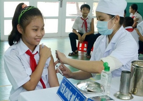 Tiêm vắc xin trong Chương trình tiêm chủng mở rộng cho học sinh. Ảnh minh họa