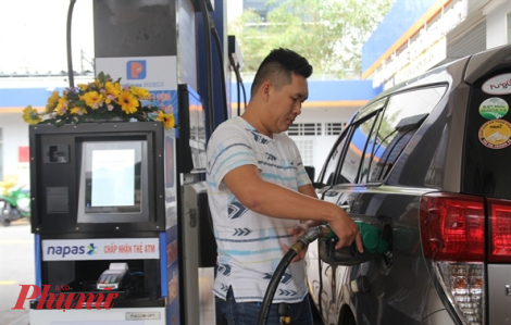 Xăng dầu đồng loạt tăng giá bán từ chiều nay (26/10) - Ảnh: Quốc Thái