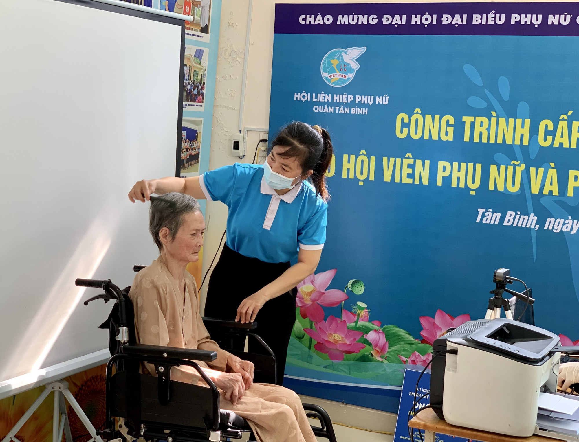 Hội LHPN quận Tân Bình hỗ trợ phụ nữ yếu thế, người già cấp lại Căn cước công dân có