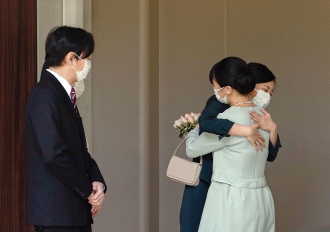 Công chúa Mako đã cúi đầu chào cha mẹ mình, Thái tử Fumihito và Thái tử phi Kiko rất nhiều lần và ôm nhặt em gái là Công chúa Kako