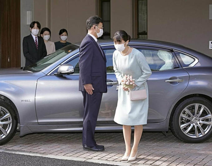 Công chúa Mako cúi đầu chào gia đình khi rời dinh thự hoàng gia ở Tokyo sáng nay. Ảnh: Kyodo.