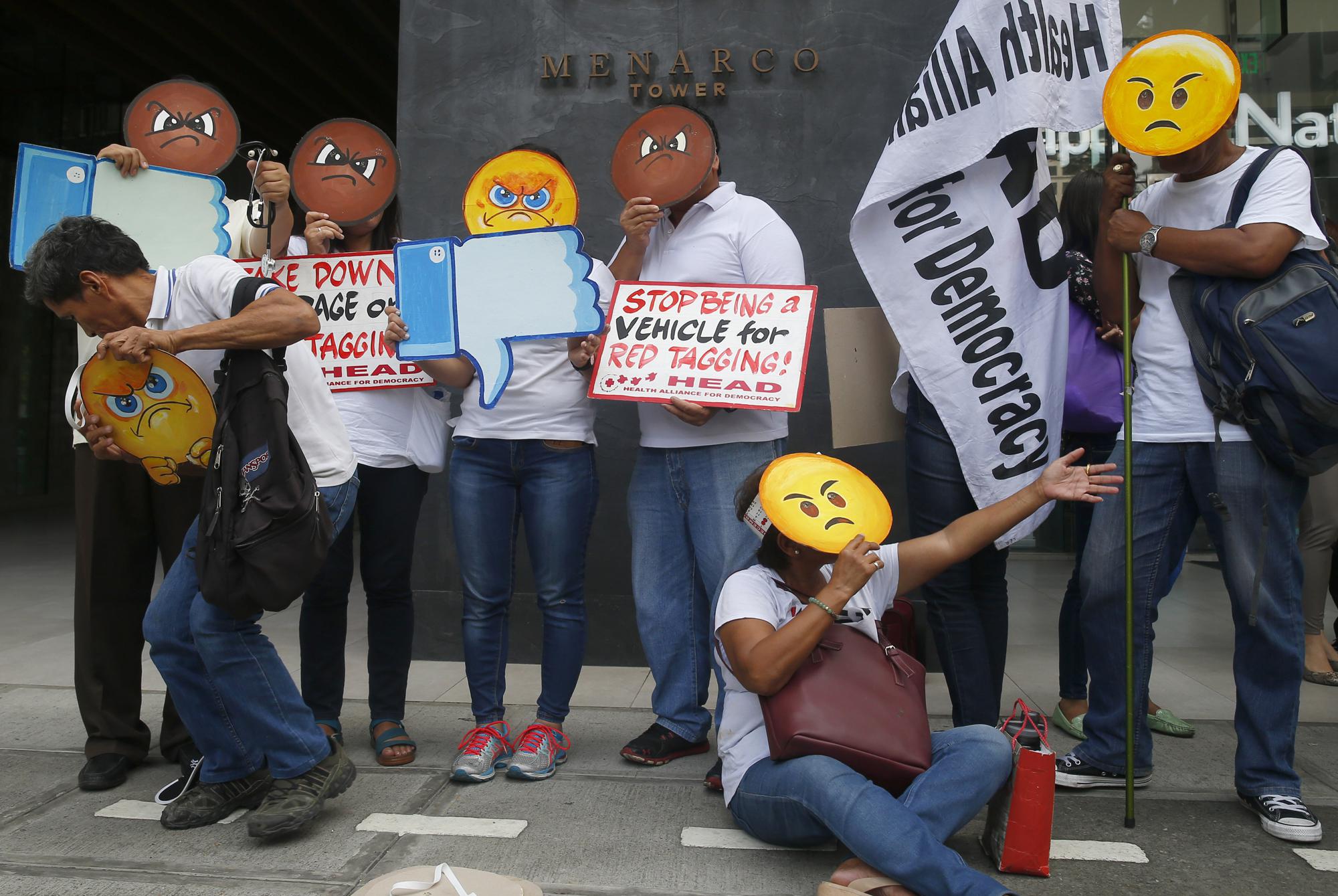 Nhiều người biểu tình trước văn phòng của Facebook để phản đối công ty này không hành động chống lại tin giả