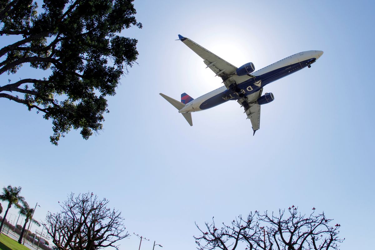 Một máy bay phản lực chở khách của Delta Airlines chuẩn bị hạ cánh tại ở Los Angeles, California hôm 7/4