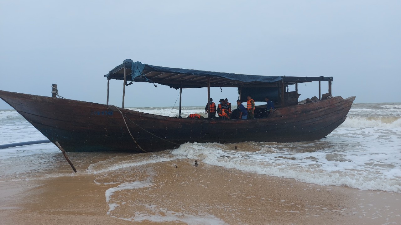 một chiếc “tàu lạ” không có người trên tàu bị trôi dạt và mắc cạn tại bãi biển Thôn 8, xã Triệu Vân
