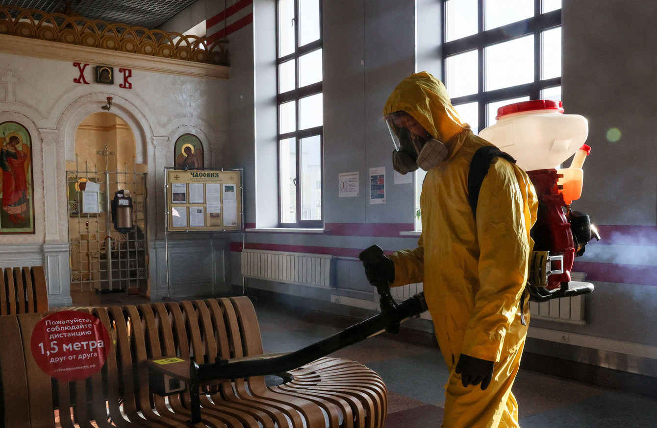 Nhân viên tiến hành khử trùng nhà ga Savelovsky, Nga.