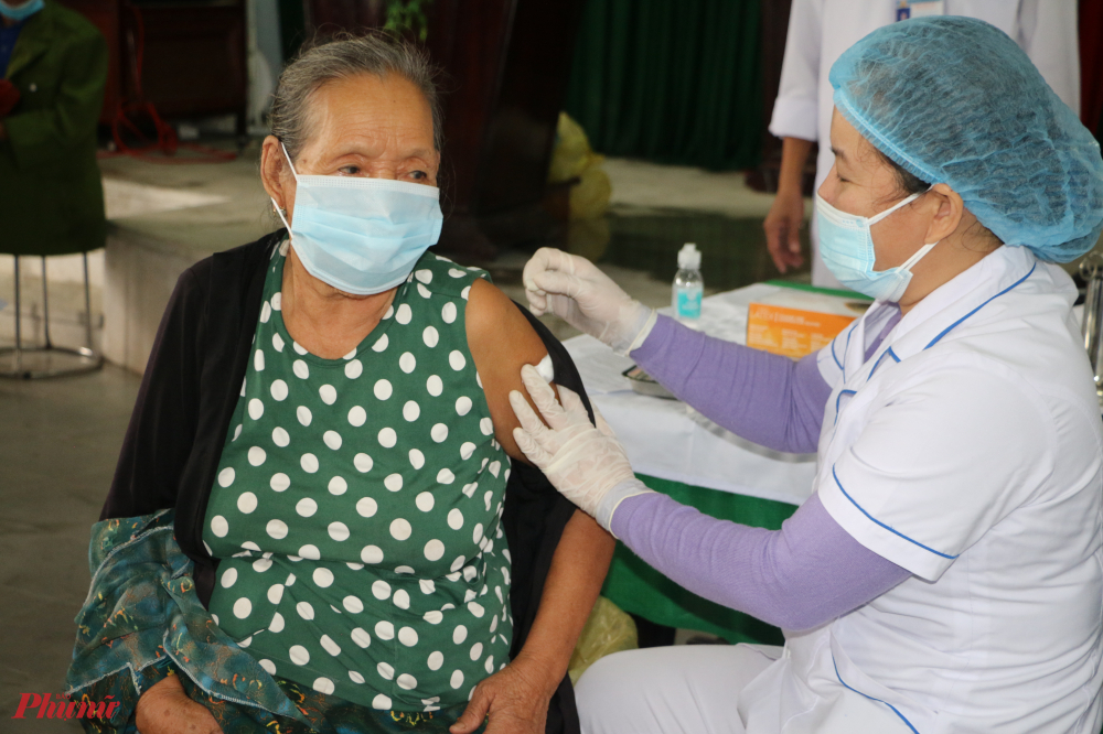 Đây cũng là lần đầu tiên tỉnh Thừa Thiên- Huế triển khai chiến dịch tiêm vắc xin trên diện rộng đến với tất cả bà con nhân dân vùng lũ 