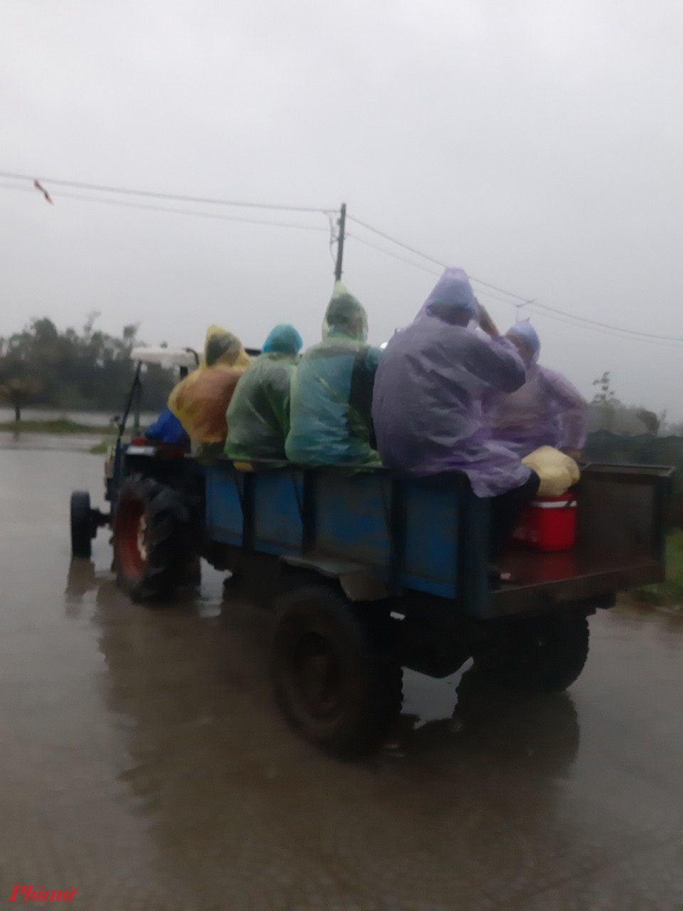 xin COVID-19 cho người từ 18 tuổi trở lên, người dân Thừa Thiên - Huế đã không quản ngại mưa gió, chèo ghe vượt lũ và chạy xe công nông đi tiêm chủng.