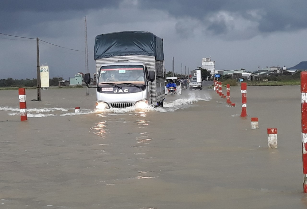 Mưa lớn làm ngập một số tuyến đường ở các xã khu Đông huyện Tuy Phước