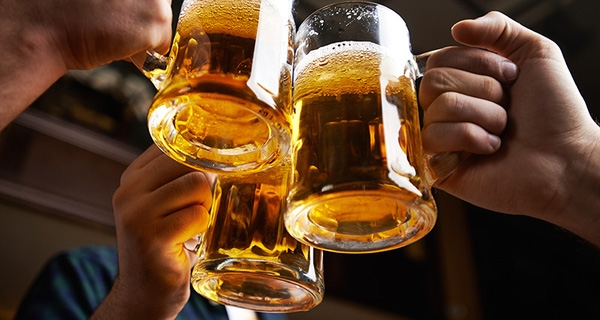 người uống rượu, bia (nhậu) thường tập trung khá đông, chưa kể còn sang bàn khác giao lưu(Ảnh minh họa)