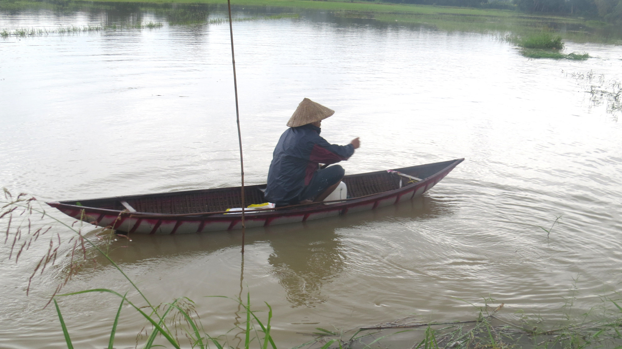 Anh Nguyễn Văn Kiên, ở xóm Hóc Ké bơi sõng câu thả lưới bắt cá.
