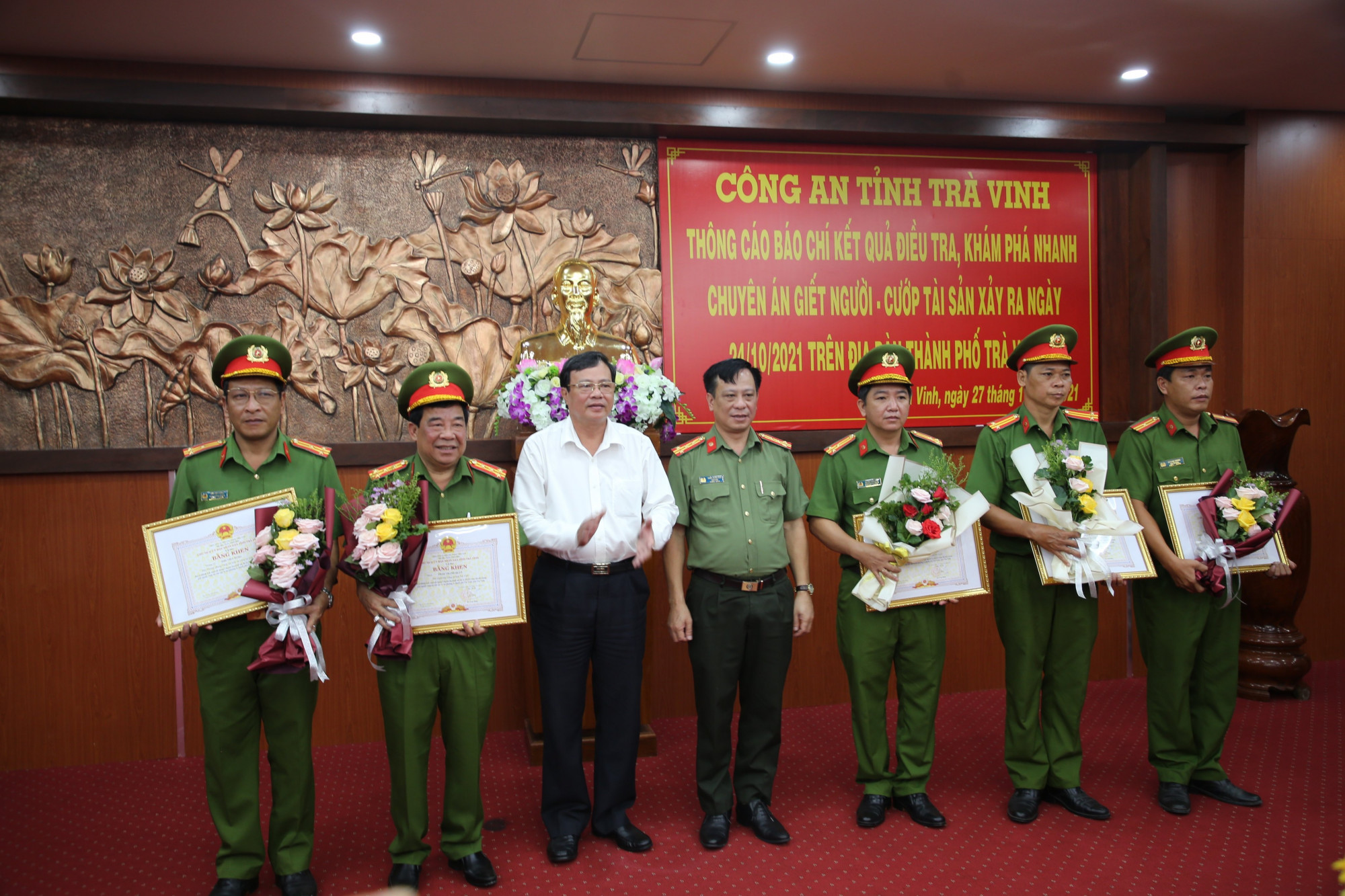 Các tập thể và cá nhân được Chủ tịch UBND tỉnh Trà Vinh khen thưởng