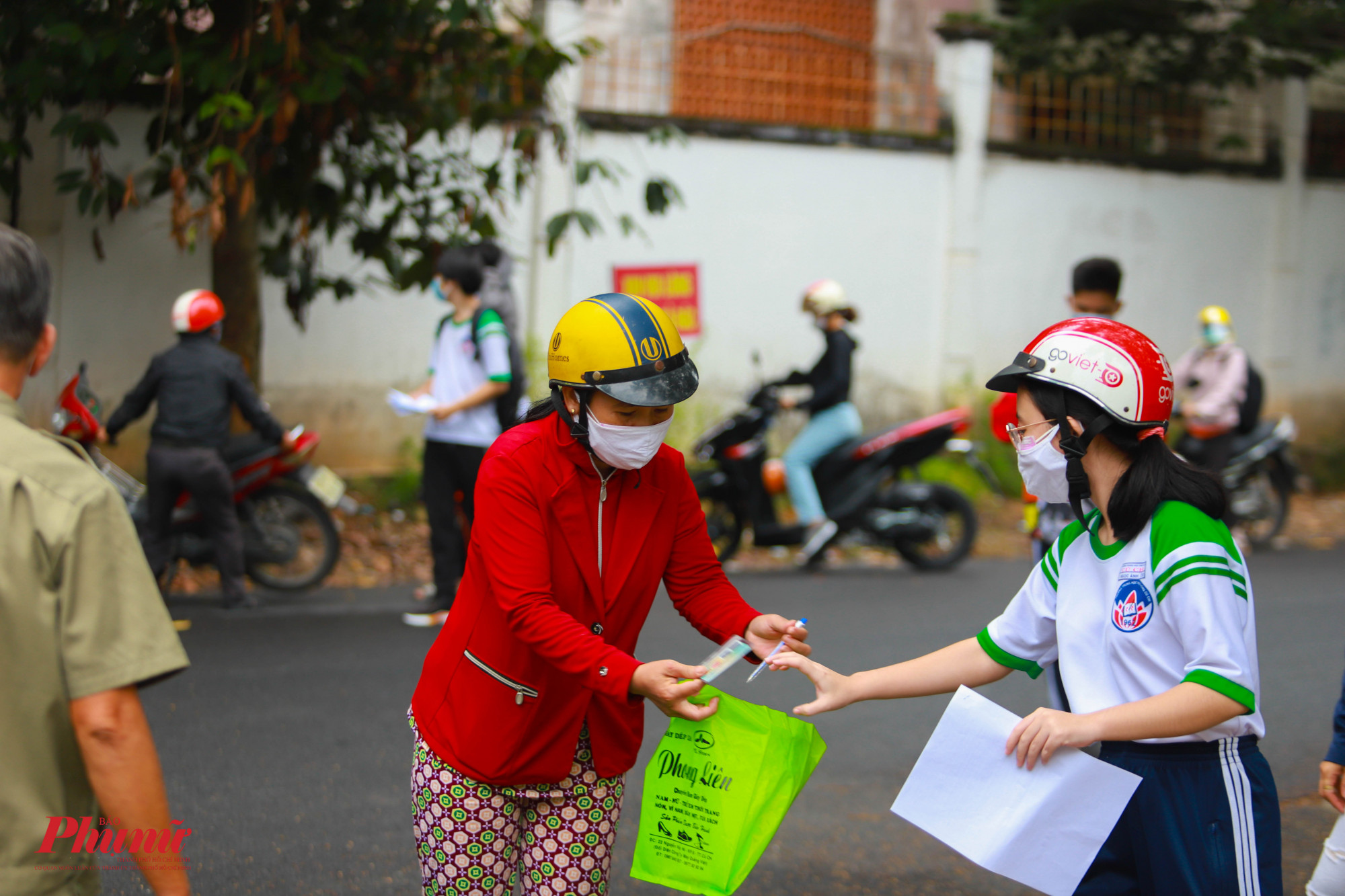 Các phụ huynh chịu trách nhiêm đưa đón con đến điểm tiêm