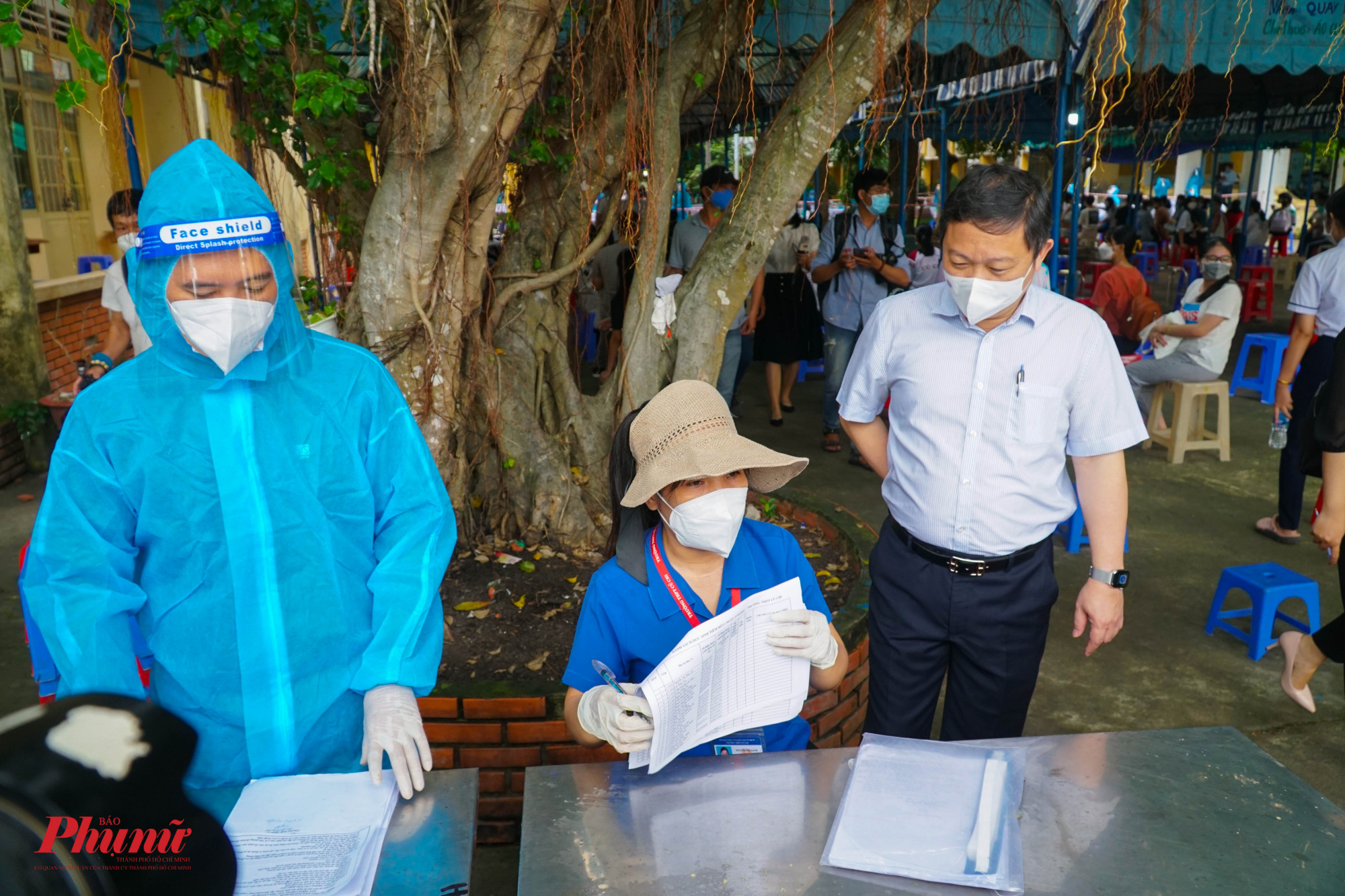 Ông Dương Anh Đức - Phó Chủ tịch UBND TPHCM (bìa trái) kiểm tra công tác tiêm ngừa tại điểm tiêm