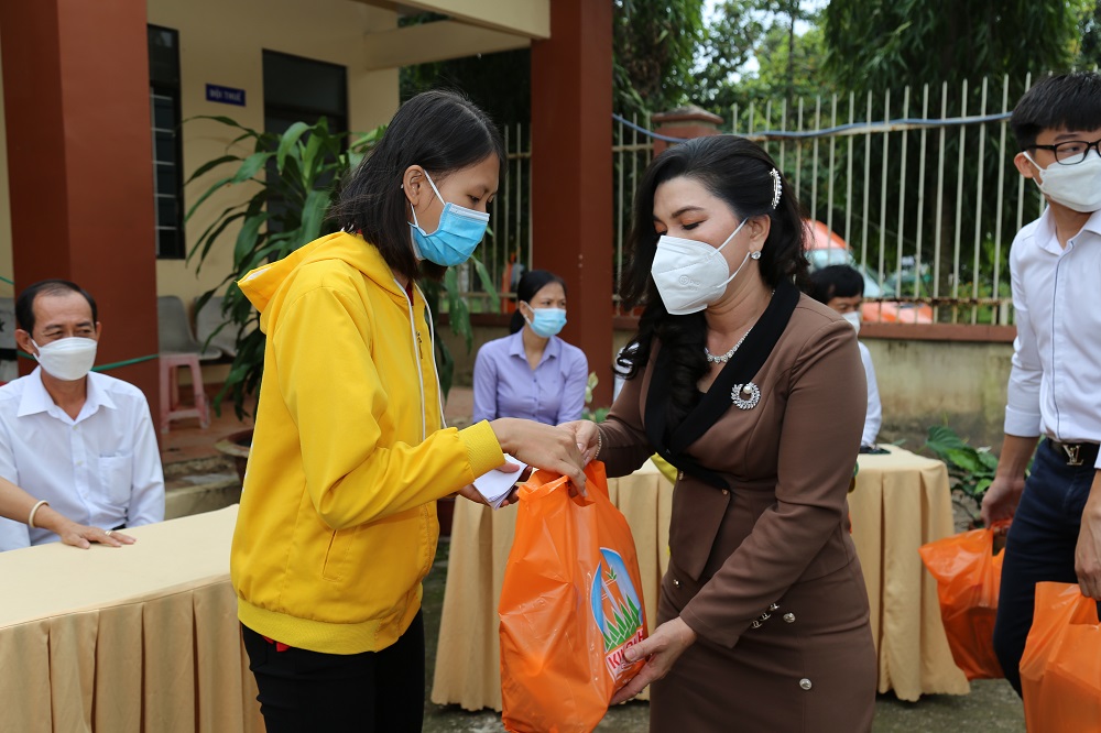 Bà Đặng Thị Kim Oanh - Chủ tịch Quỹ Từ thiện Kim Oanh tặng quà cho người có hoàn cảnh khó khăn - Ảnh: Quỹ Từ thiện Kim Oanh