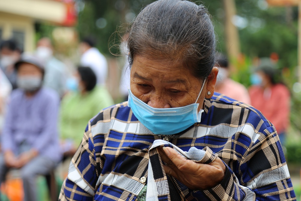 Bà Nguyễn Thị Hai mắt ngấn lệ khi nhận phần quà hỗ trợ - Ảnh: Quỹ Từ thiện Kim Oanh