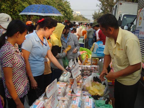 Công nhân mua sắm tại các phiên chợ bán hàng bình ổn giá ở TPHCM. Ảnh: internet