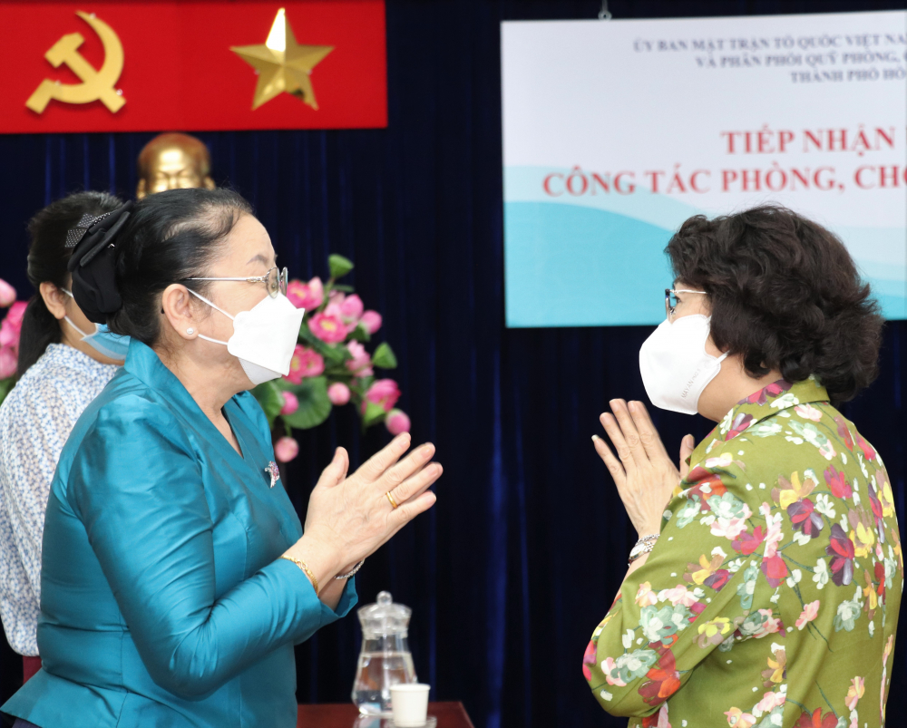 Bà Phimpha Keomixay và bà Tô Thị Bích Châu trao đổi về triển vọng hợp tác giữa TPHCM và các địa phương của Lào. Ảnh: Thu Duyên.