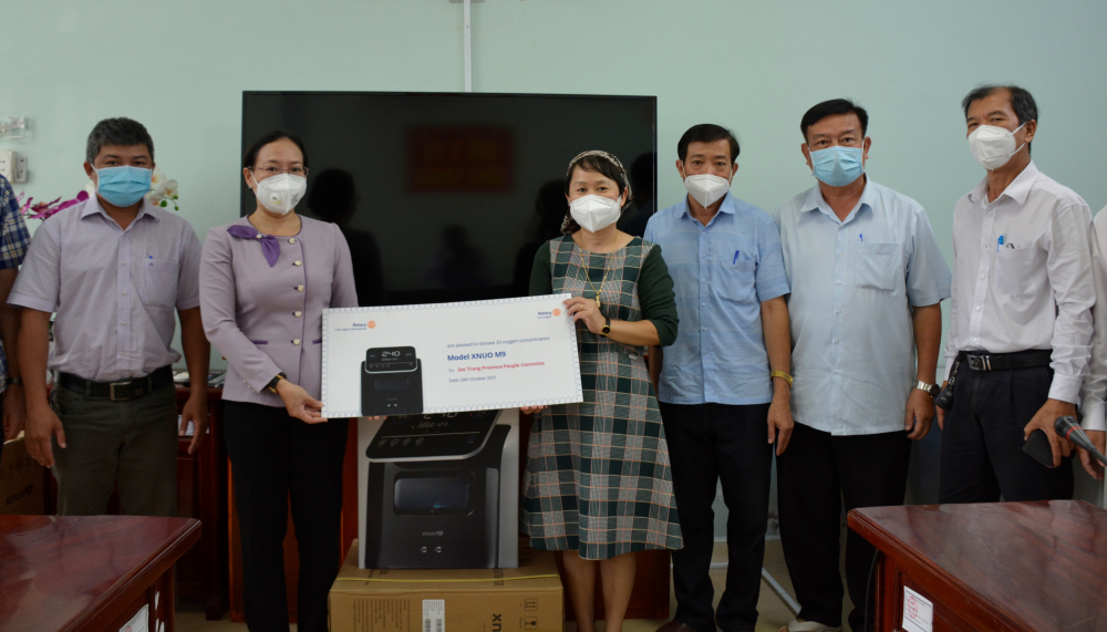 Phó chủ tịch UBND tỉnh Sóc Trăng Huỳnh Thị Diễm Ngọc cùng ngành liên quan tiếp nhận bảng tượng trưng thiết bị y tế (máy tạo oxy) từ đơn vị trao tặng