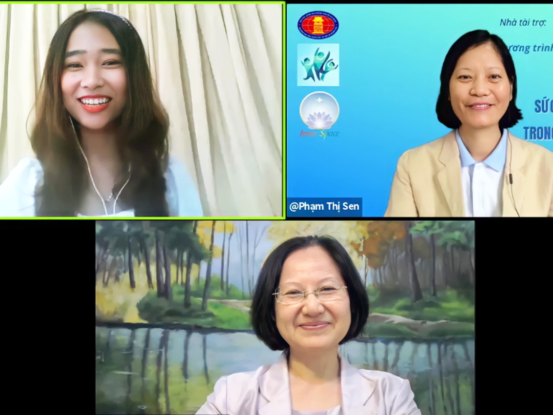 Tiến sĩ Nguyễn Thị Thanh Phượng (khung hình dưới), cô Phạm Thị Sen (bên phải), MC Trà My và những người tham gia hội thảo trực tuyến đã hội ngộ bên nhau trong nụ cười và tinh thần cởi mở, lạc quan