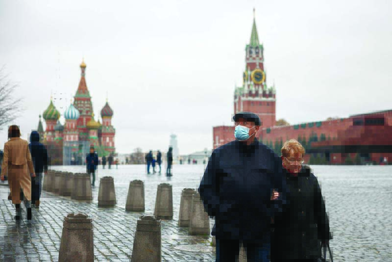 Một cặp vợ chồng lớn tuổi đi bộ qua Quảng trường Đỏ giữa lúc đại dịch COVID-19 bùng phát ở Moscow ngày 28/10.