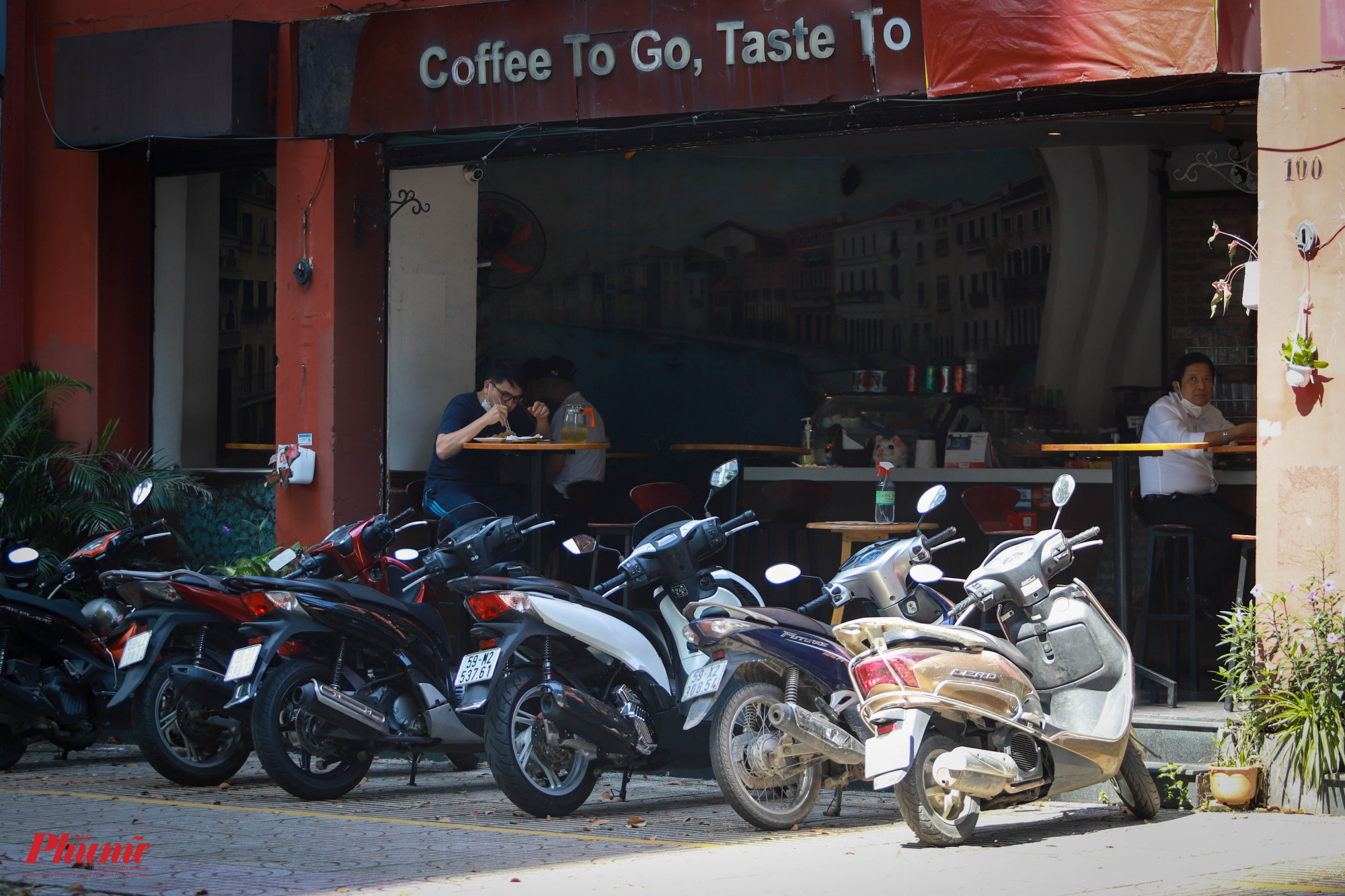 Một cửa hàng kinh doanh ăn uống trên đường Nguyễn Thị Minh Khai
