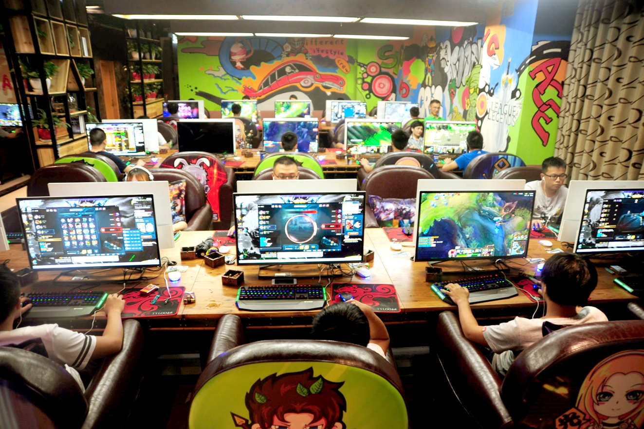 Người chơi trò Liên minh huyền thoại đang thi đấu trực tuyến tại Trùng Khánh, Trung Quốc - ẢNH: REUTERS