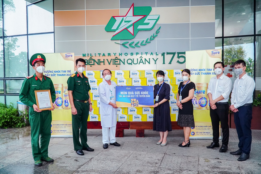 Đại diện Vinamilk gửi tặng món quà sức khỏe đến các “anh hùng áo trắng” tại Bệnh viện Quân y 175 (TPHCM) - Ảnh: Vinamilk