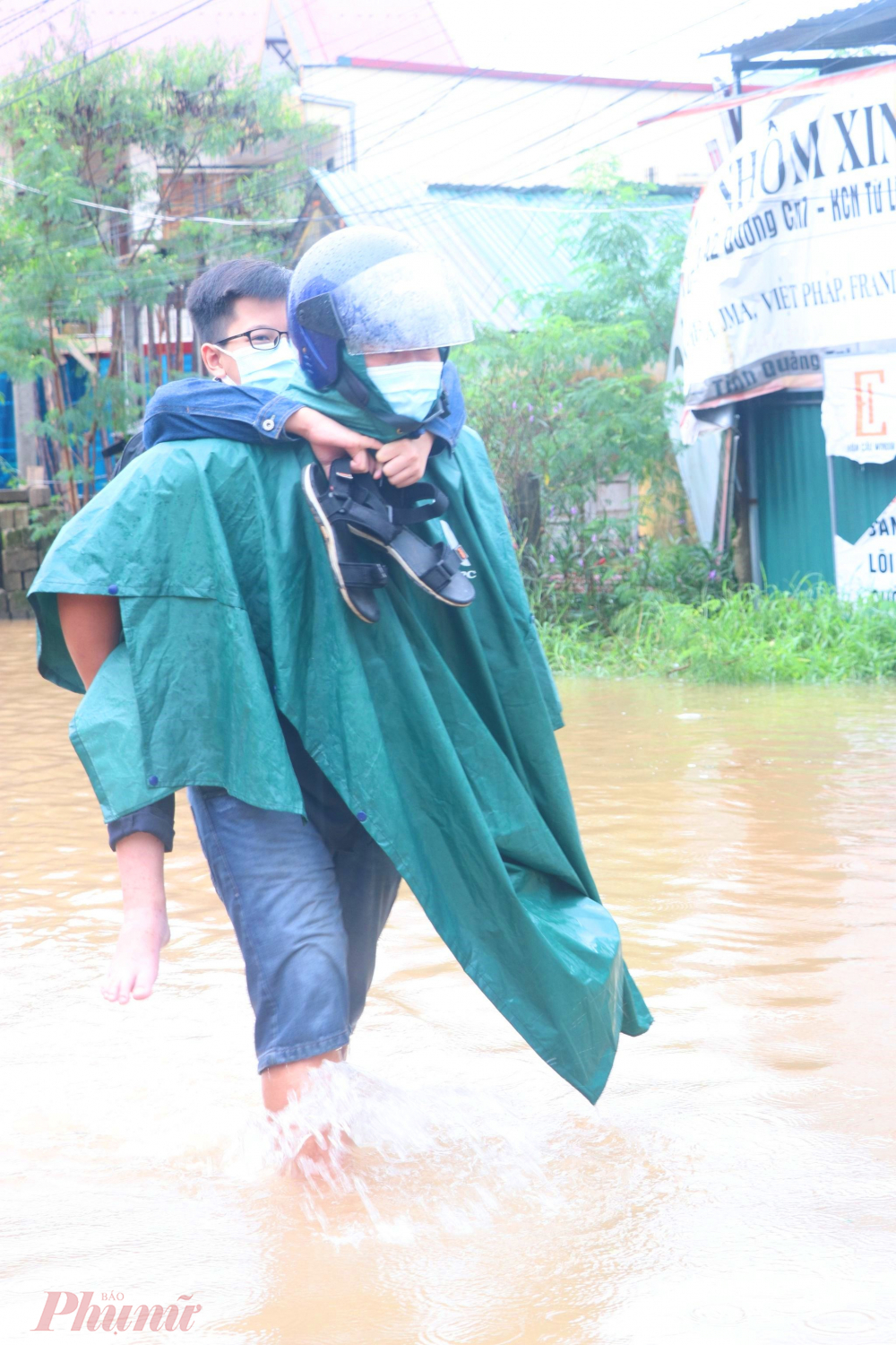 Ngay sau khi nhận được thông tin, lực lượng cứu nạn, cứu hộ Công an tỉnh Quảng Trị đã kịp thời triển khai phương án cứu hộ, đưa học sinh ra khỏi trường học đến nơi an toàn. 